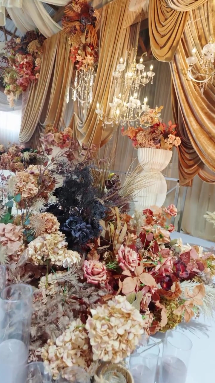 Floral installations in autumn tones by the in-house décor team